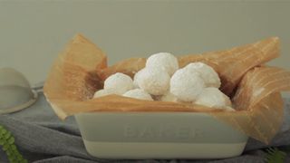Cách làm bánh Snowballs Cookies thơm ngon, mềm mịn cho mùa Giáng Sinh