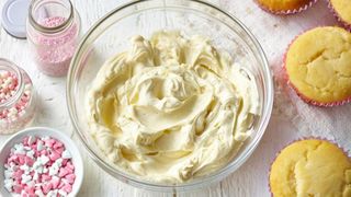 Cách làm kem bơ trang trí bánh kem đơn giản thơm ngon từ bơ và lòng đỏ trứng