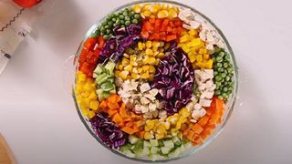 Cách làm món salad cầu vồng đẹp mắt, thơm ngon, cực kỳ đơn giản