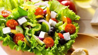 Cách làm salad rau củ thập cẩm giảm cân thơm ngon cho người ăn chay