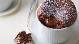 Cách làm Soufflé chocolate thơm ngon mềm mịn đơn giản dễ làm