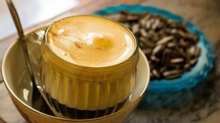 Cách pha cà phê trứng ngon bổ rẻ cho ngày đông ấm áp