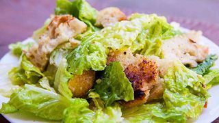 Caesar salad là gì? Cách làm chi tiết caesar salad đơn giản tại nhà
