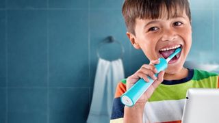 Có nên dùng bàn chải đánh răng điện cho trẻ em không? Các lưu ý khi sử dụng