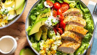 Cobb salad là gì? Cách làm chi tiết cobb salad đơn giản tại nhà