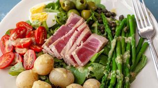 Nicoise salad là gì? Cách làm chi tiết nicoise salad đơn giản tại nhà