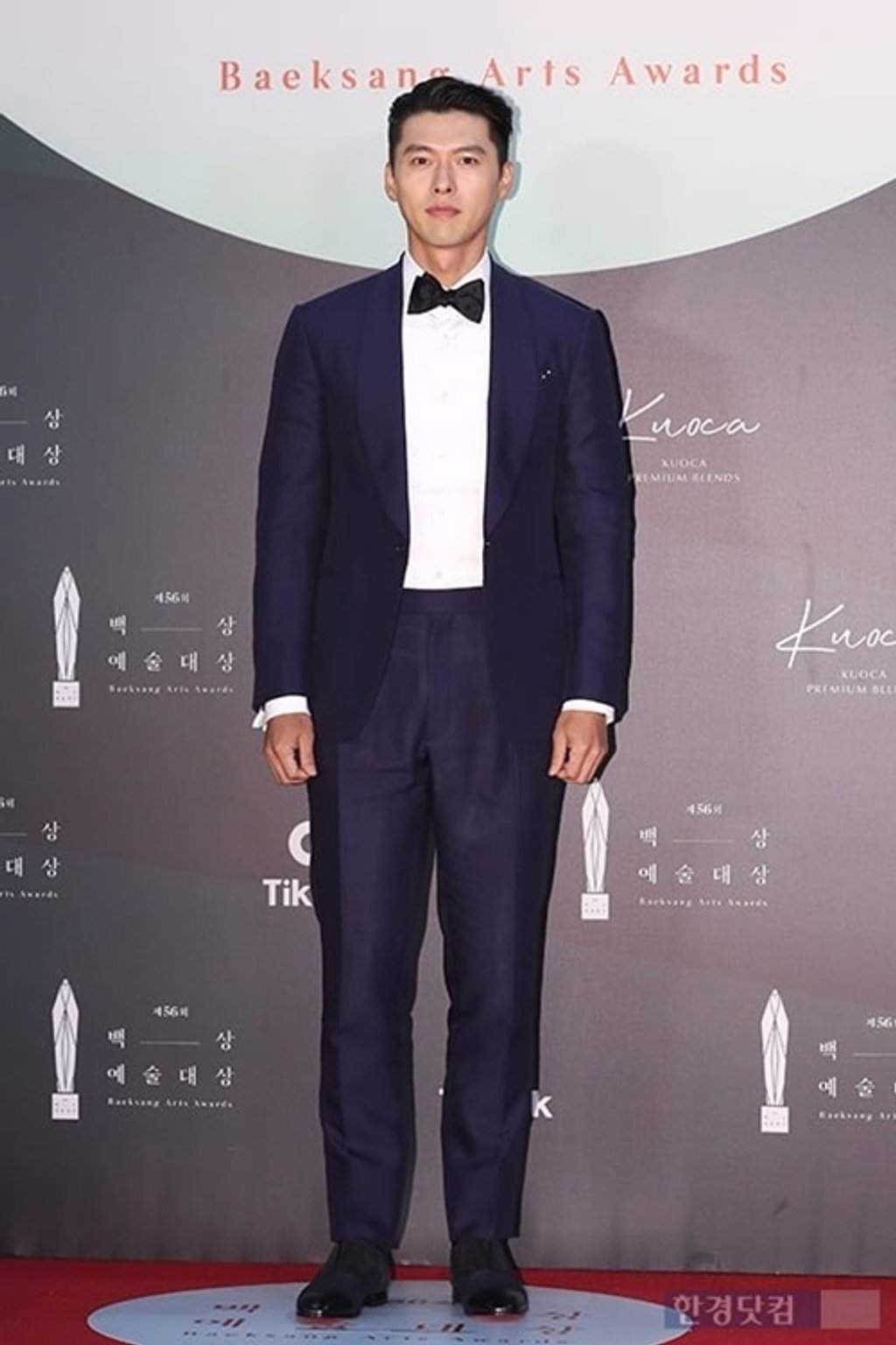 Trong khi đó, Hyun Bin lại đốn tim vạn người khi diện một bộ tuxedo vô cùng bảnh bao, lịch lãm.