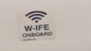 Tấm biển thông báo "có wi-fi" trên máy bay Vietnam Airlines khiến dân mạng cười nghiêng ngả vì dễ hiểu lầm nội dung