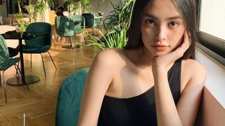 Học tập Jennie - Lisa, sao Việt thi nhau diện kiểu áo "một mất một còn" khoe body sexy hết cỡ