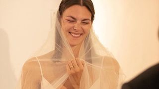 Nàng vedette cuối cùng của Karl Lagerfeld gây bất ngờ khi diện váy cưới giản dị, thậm chí còn để mặt cực mộc mạc tại hôn lễ 