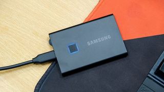 Trên tay SSD Samsung T7 Touch: ổ SSD đầu tiên bảo mật bằng vân tay