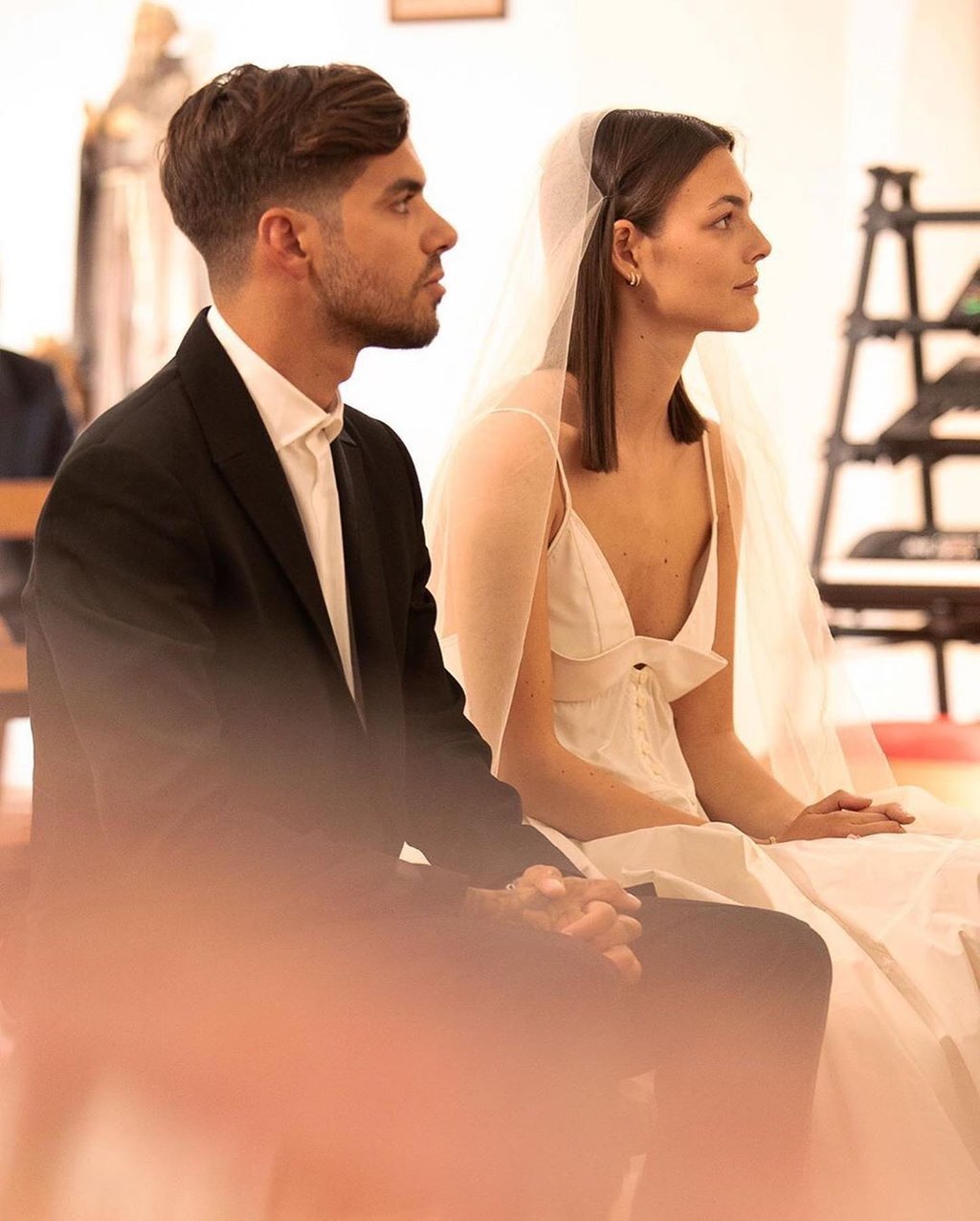 Vittoria Ceretti chọn chiếc váy cưới màu trắng cực kỳ giản dị trong ngày cưới của mình.