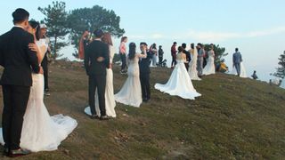 Dậy từ 4h sáng đi săn mây ở Đà Lạt, đến nơi hết hồn cảnh tượng hơn 20 cặp cô dâu, chú rể đang tạo dáng chụp ảnh cưới  