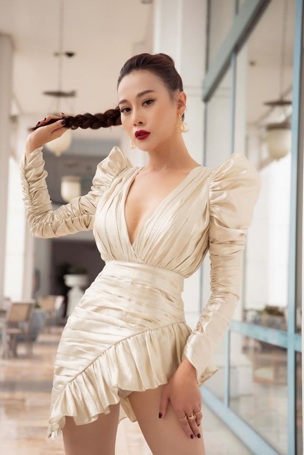 So với ngày mới vào nghề, Phương Oanh ngày càng thăng hạng nhan sắc và phong cách. Cô là một trong những nữ diễn viên hiếm hoi của VTV tài sắc vẹn toàn đến gu thời trang cũng vô cùng hút mắt.