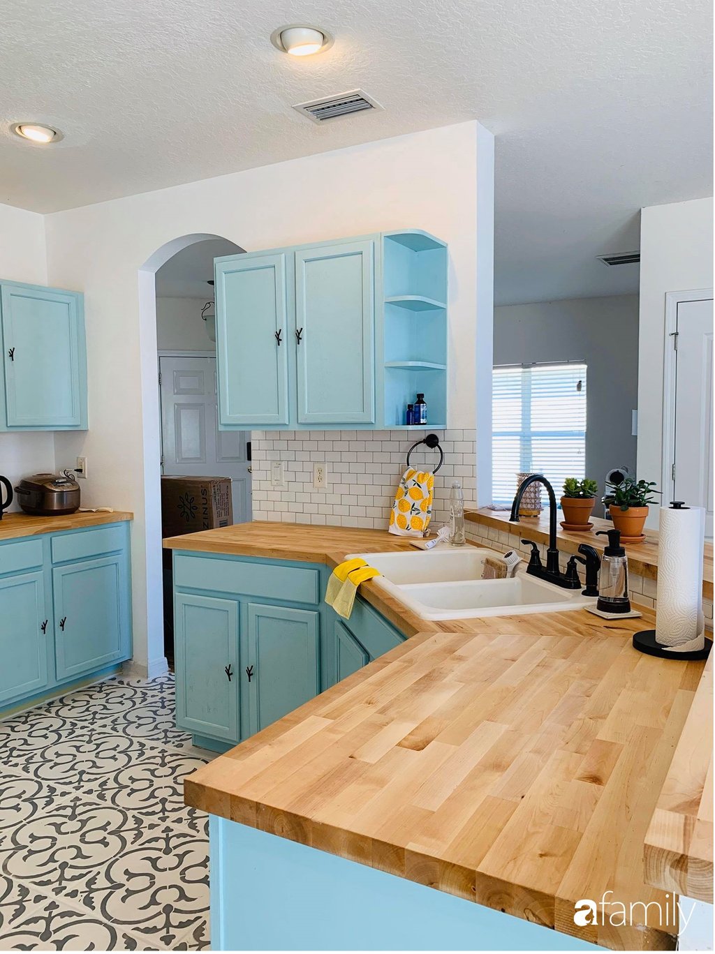 Không gian phòng bếp lấy tông màu xanh dương làm điểm nhấn. Kết hợp cùng chất liệu gỗ tối màu ấm áp.
