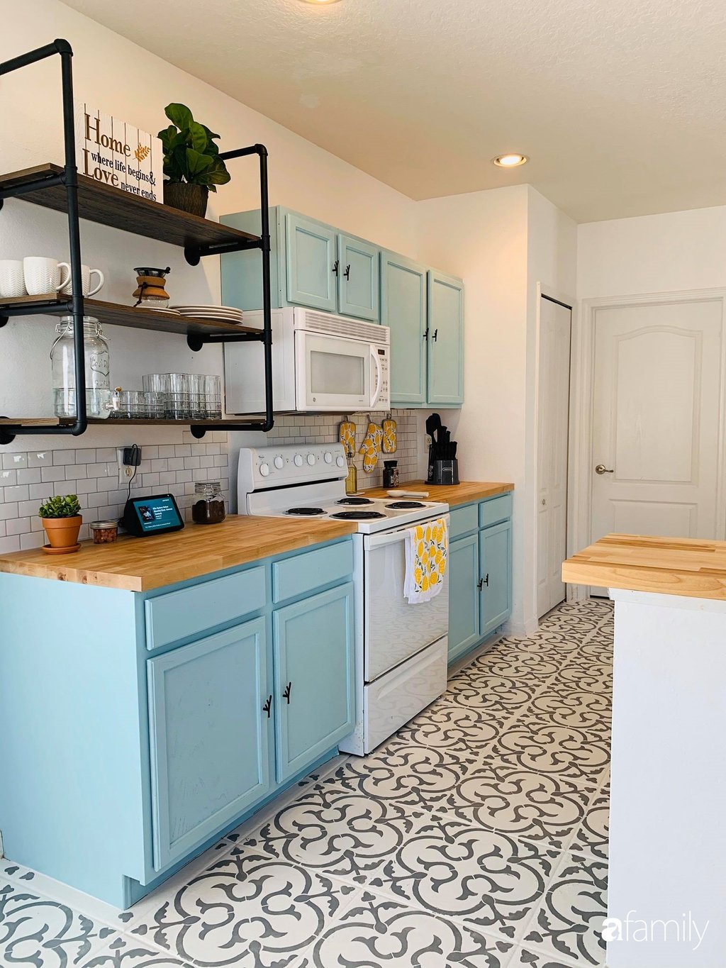 Không gian phòng bếp lấy tông màu xanh dương làm điểm nhấn. Kết hợp cùng chất liệu gỗ tối màu ấm áp.
