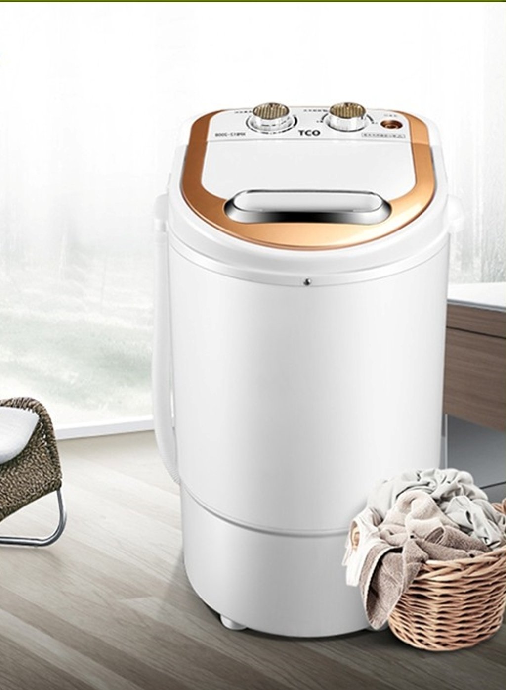 Máy giặt mini có tia UV khử khuẩn của hãng TCO (Đài Loan) – Giá tham khảo: 1,2 – 1,5 triệu đồng/chiếc. Máy có kích thước 33x33x51cm, trọng lượng 4kg và công suất 260w.