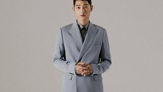 Vì ai mà "nam thần" Song Joong Ki ra nông nỗi này: Diện suit nhưng không thấy "soái" mà cứ thấy "sai sai"