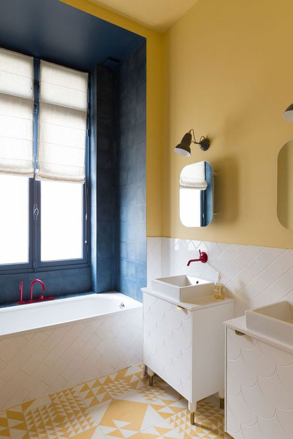 Đừng quên sử dụng những tông màu của mùa hè, rực rỡ, nổi bật đầy trẻ trung giúp không gian phòng tắm luôn tươi tắn và cá tính.