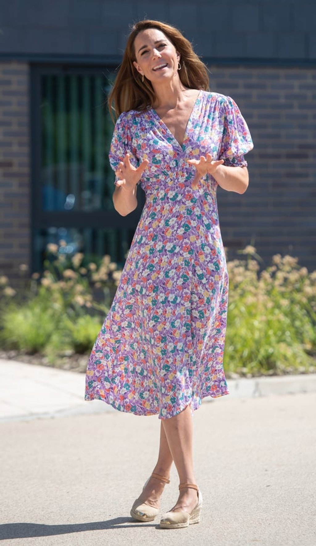 Ví dụ điển hình nhất là mẫu váy hoa hoa phảng phất màu tím nhạt mà công nương của chúng ta vừa diện cách đây vài ngày. Thiết kế tay bồng nhẹ nhàng điểm thêm phẩn cổ V kín đáo tinh tế, dáng midi dài quá gối cũng rất hợp với phong cách của phụ nữ tuổi U40 như Kate Middleton.