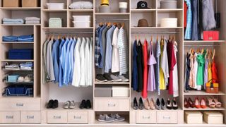 Hướng dẫn cách sắp xếp tủ quần áo: Đồ nào nên treo, đồ nào nên gấp gọn