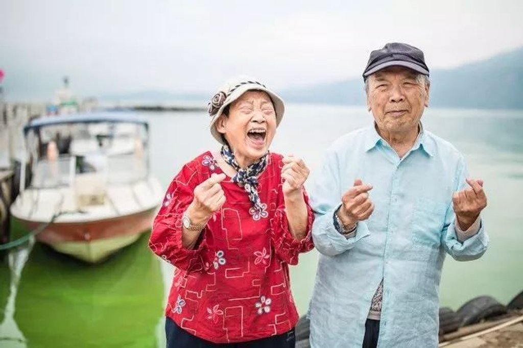 Cuộc sống vô cùng thú vị của họ trong 2 căn biệt thự mang lại nhiều cảm hứng cho những người già ở Trung Quốc.