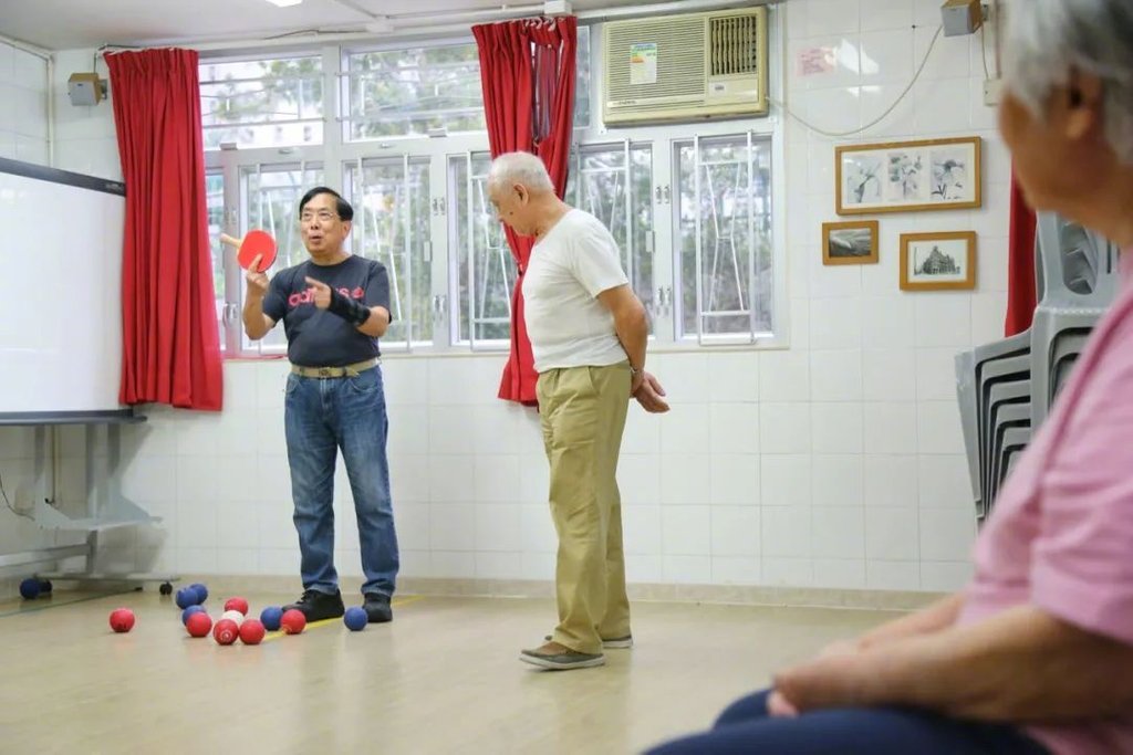 Cuộc sống vô cùng thú vị của họ trong 2 căn biệt thự mang lại nhiều cảm hứng cho những người già ở Trung Quốc.