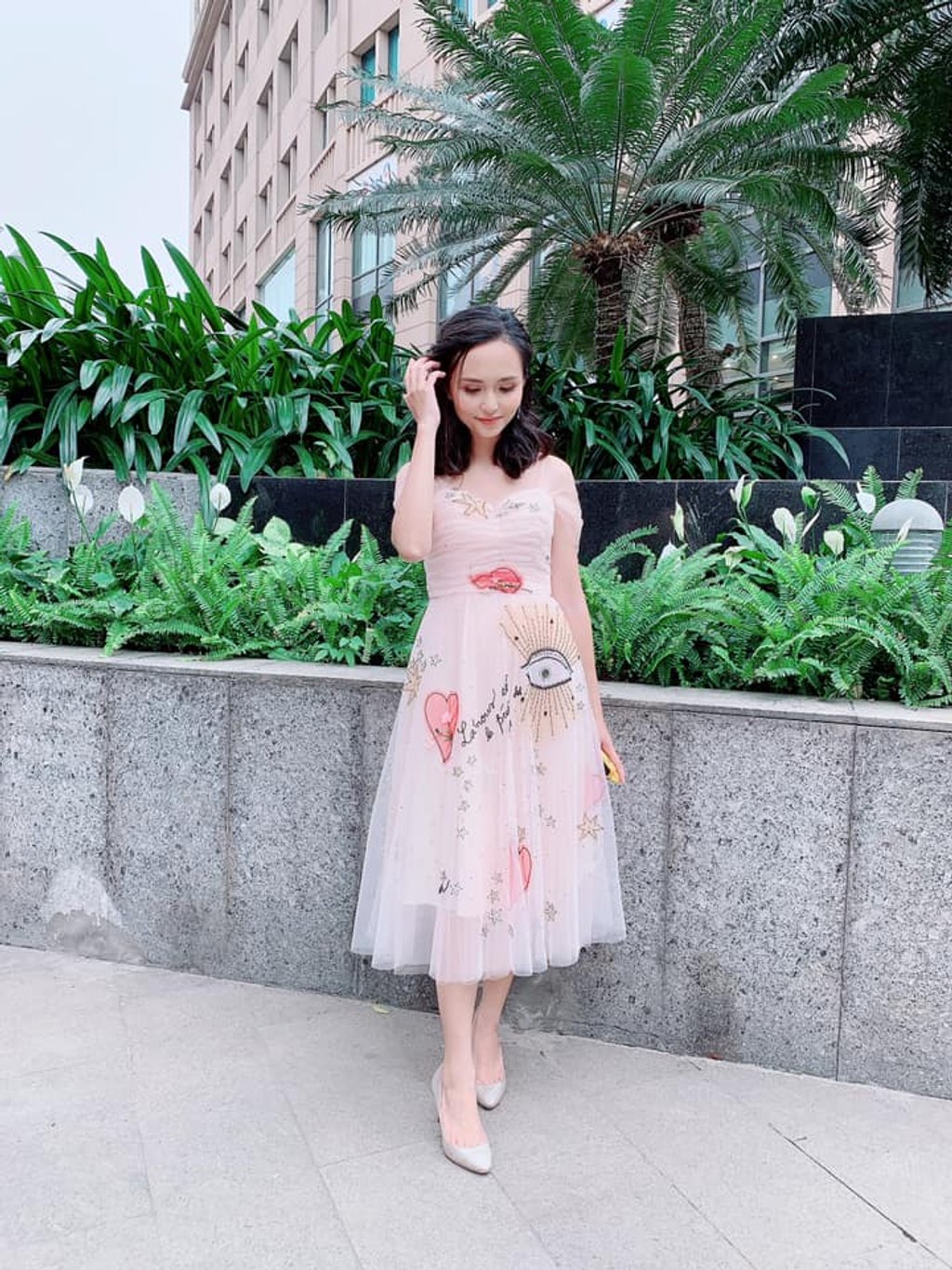 Hai chị em Huyền Mi - Quỳnh ANh cùng diện váy Dior xinh xắn ngọt ngào dự đám cưới người thân. Nếu như Quỳnh Anh nổi bật sắc sảo thì Huyền Mi lại nhẹ nhàng nền nã với tông hồng pastel dịu dàng rất hợp phong cách của mẹ 1 con tuổi 30.