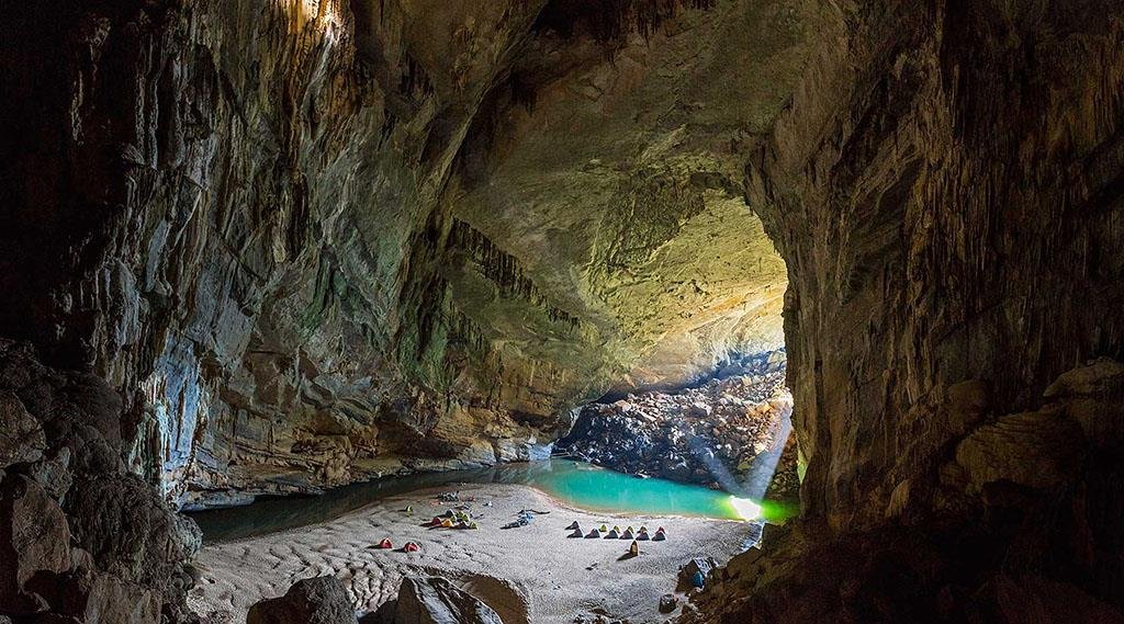 Cảnh tượng tuyệt đẹp trong các hang động ở Quảng Bình.