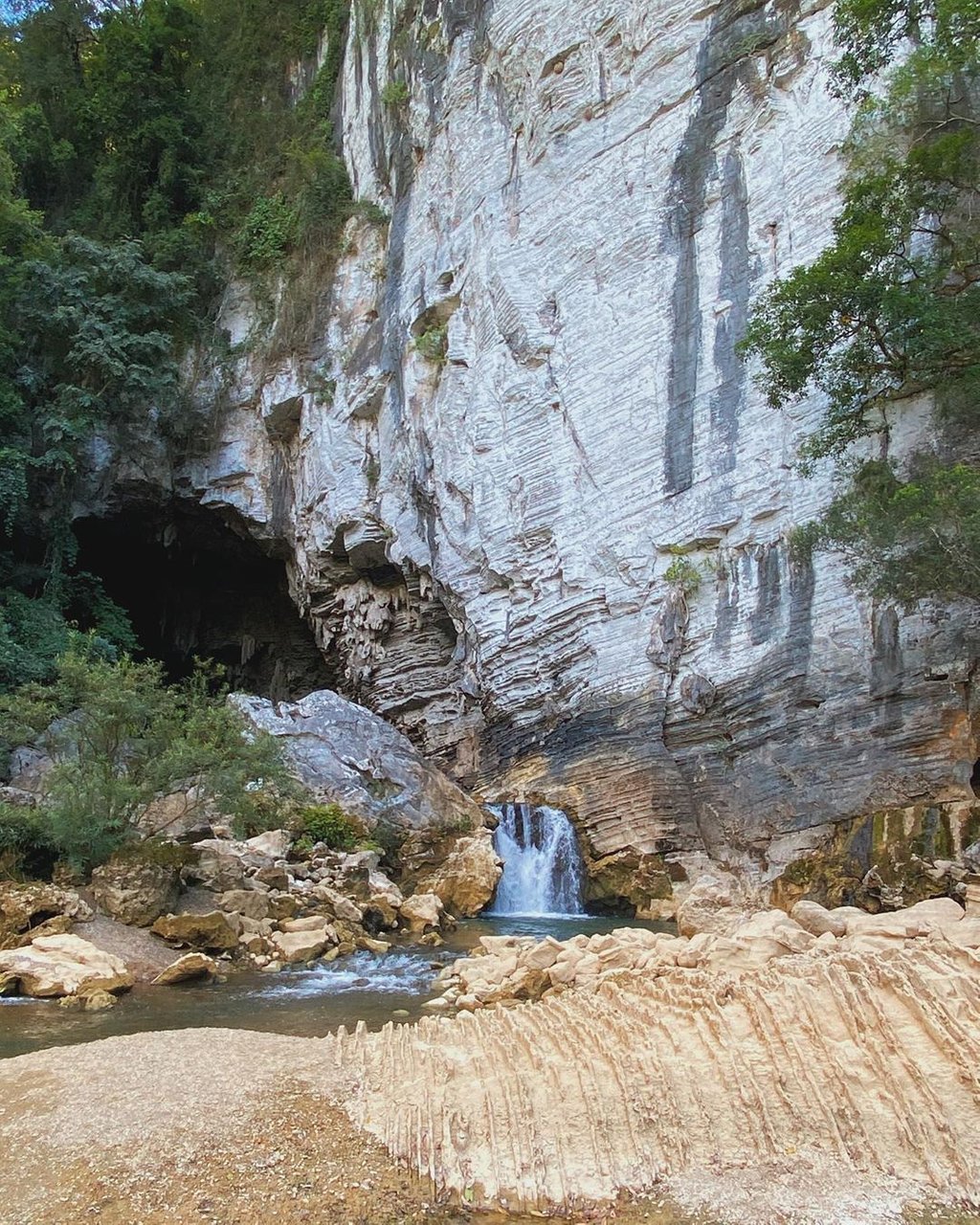 Nàng Ngọc nữ khám phá hang Tú Làn và cắm trại tận hưởng làn nước mát.