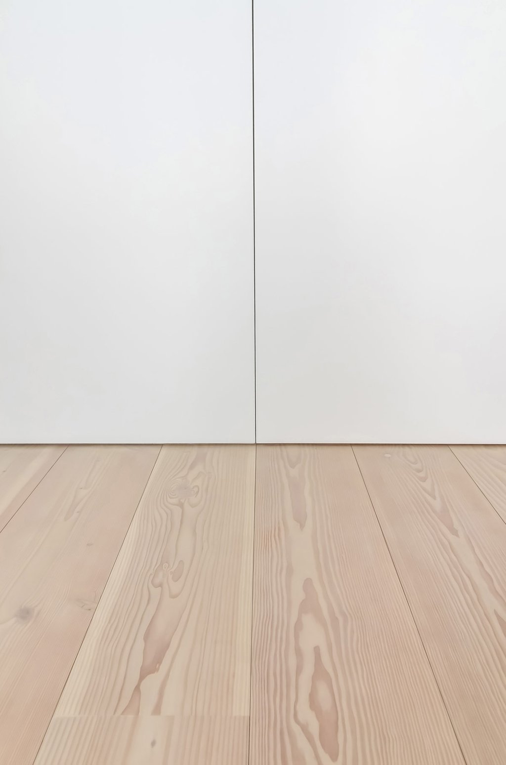 Không gian được lấy tông màu trắng làm chủ đạo, kết hợp với sàn gỗ sáng màu tạo cảm giác hiện đại, trẻ trung và năng động.