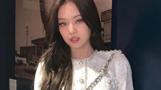 Bờ vai vuông góc của Jennie thành chuẩn mực body, con gái Trung Quốc thi nhau mua miếng độn vai để mặc đẹp như idol