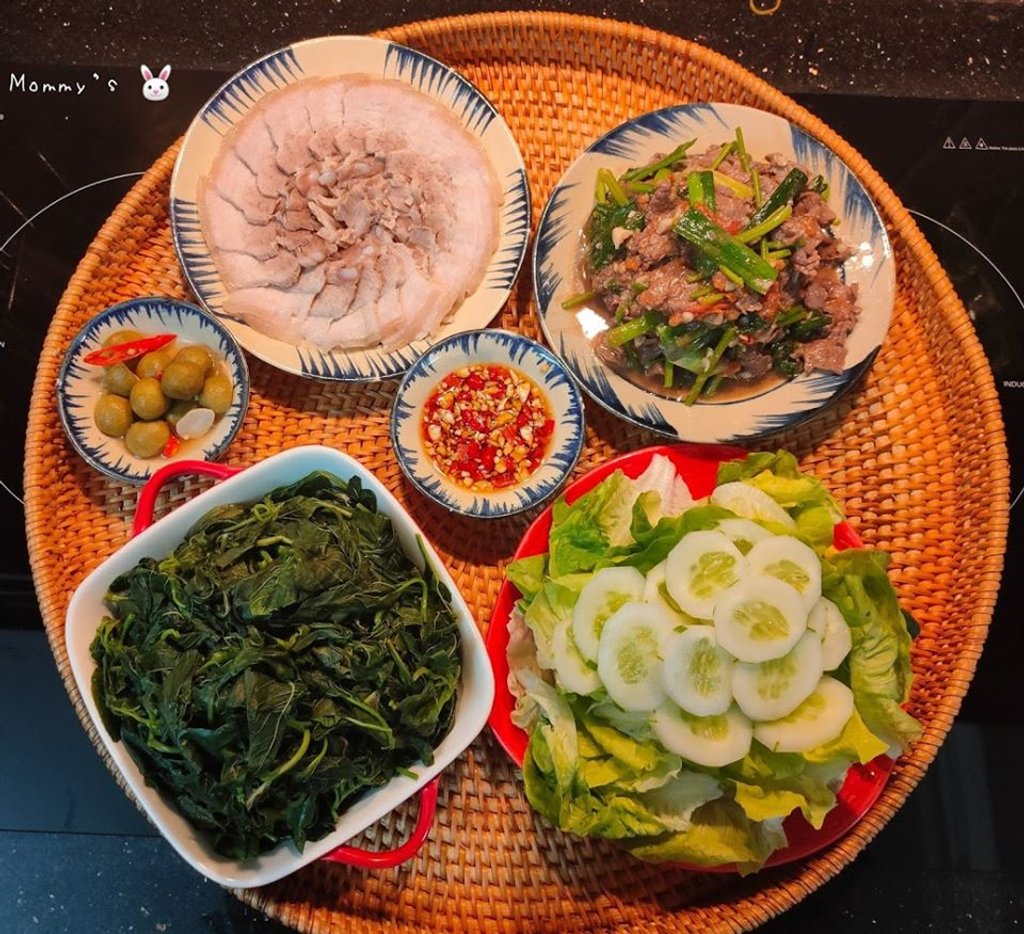 Mâm cơm nhà chị Thảo thường có nhiều rau vì thành viên trong nhà chị ai cũng thích ăn.