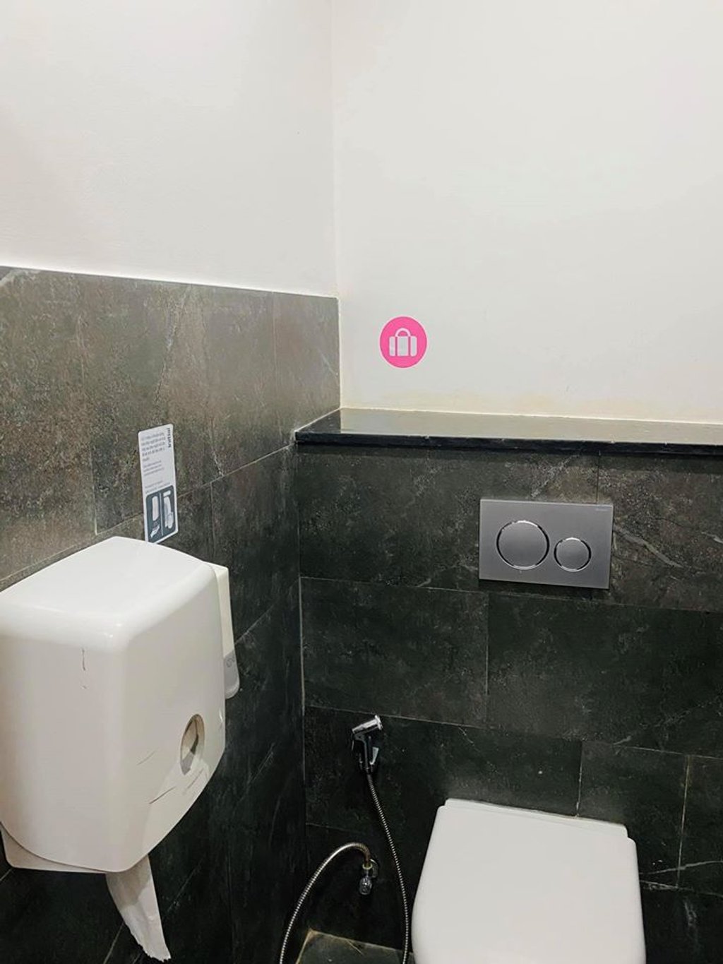 Nhà vệ sinh có điều hòa và rất nhiều thiết bị hiện đại.