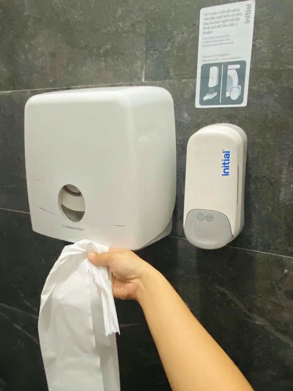 Nhà vệ sinh có điều hòa và rất nhiều thiết bị hiện đại.