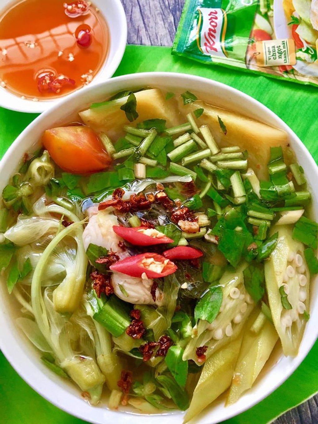 Bộ sưu tập các món canh chua của Trang: Nấu với bông so đũa, rau nhút nấm cá lóc, sườn nấu rau rút, bông so đũa nấu tôm, và ngó sen cá lóc.