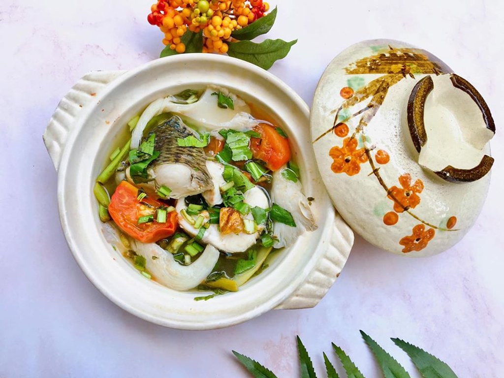 Bộ sưu tập các món canh chua của Trang: Nấu với bông so đũa, rau nhút nấm cá lóc, sườn nấu rau rút, bông so đũa nấu tôm, và ngó sen cá lóc.