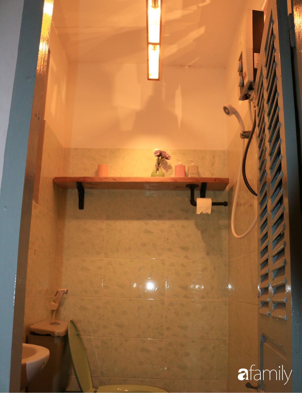 Góc phòng tắm tiện lợi cùng các khu vực chức năng hữu ích, chỉ chiếm diện tích nhỏ nhưng vẫn hoàn thiện từ thẩm mỹ đến công năng.