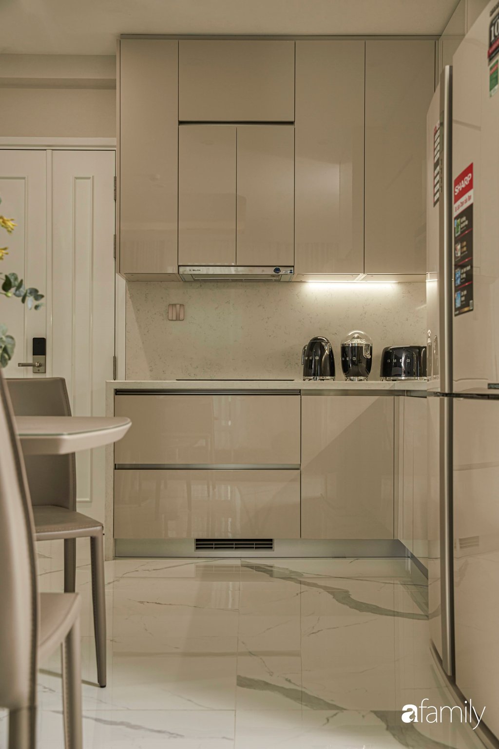Sự thay đổi ngoạn mục của hệ tủ bếp giúp cho căn phòng sang chảnh hơn, hiện đại hơn, bắt mắt hơn.