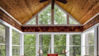 Không gian sống biến hóa đa dạng từ giản dị đến sang trọng với thiết kế trần nhà bằng gỗ
