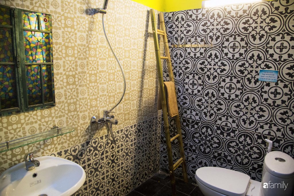 Phòng tắm cũng được trang trí họa tiết từ gạch ốp tường để tăng thêm điểm nhấn ấn tượng, xinh yêu cho góc thư giãn.