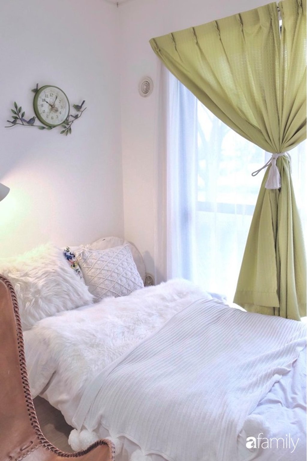 Giường ngủ đơn tông màu trắng được thiết kế theo phong cách công chúa.