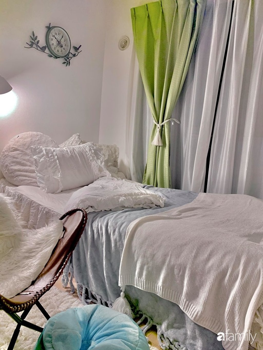 Giường ngủ đơn tông màu trắng được thiết kế theo phong cách công chúa.