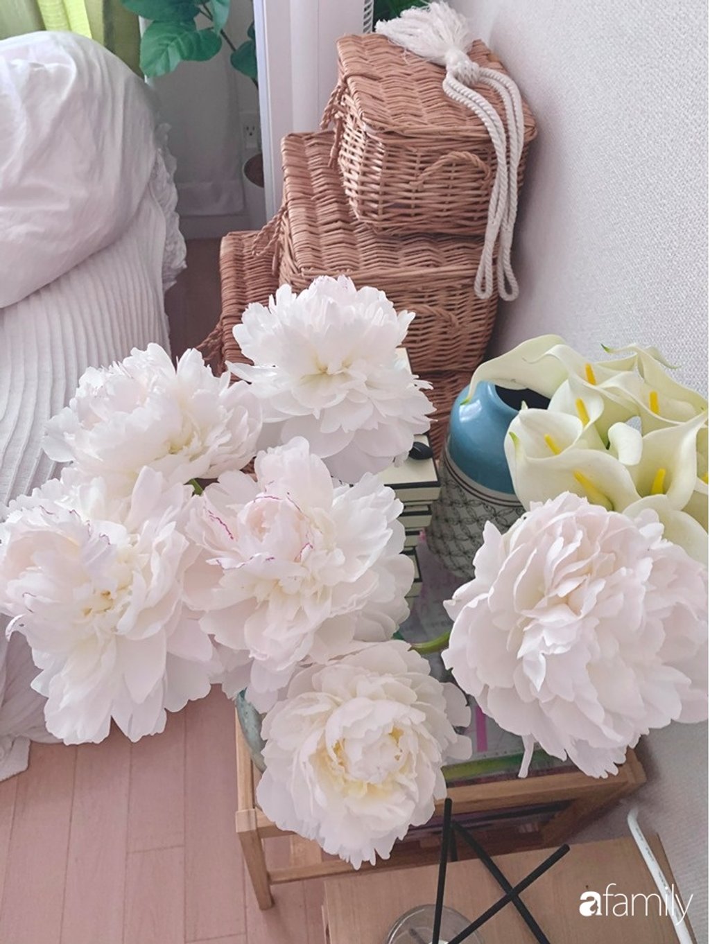 Ở mỗi góc trong căn hộ chị Hương Giang đều cố gắng trang trí các bình hoa giúp không gian thêm sức sống.
