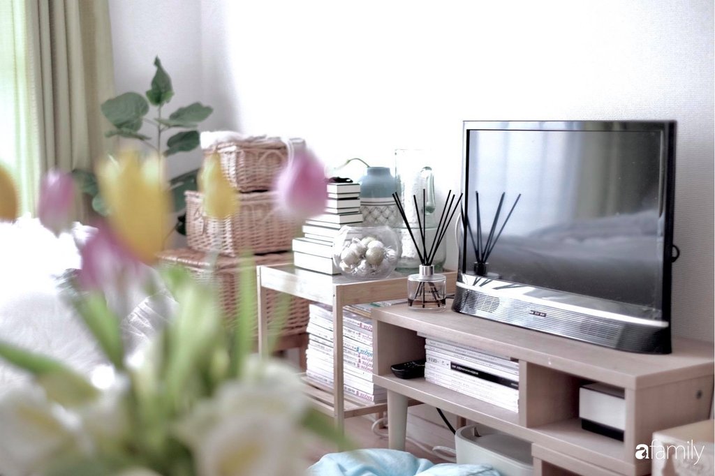 Ở mỗi góc trong căn hộ chị Hương Giang đều cố gắng trang trí các bình hoa giúp không gian thêm sức sống.