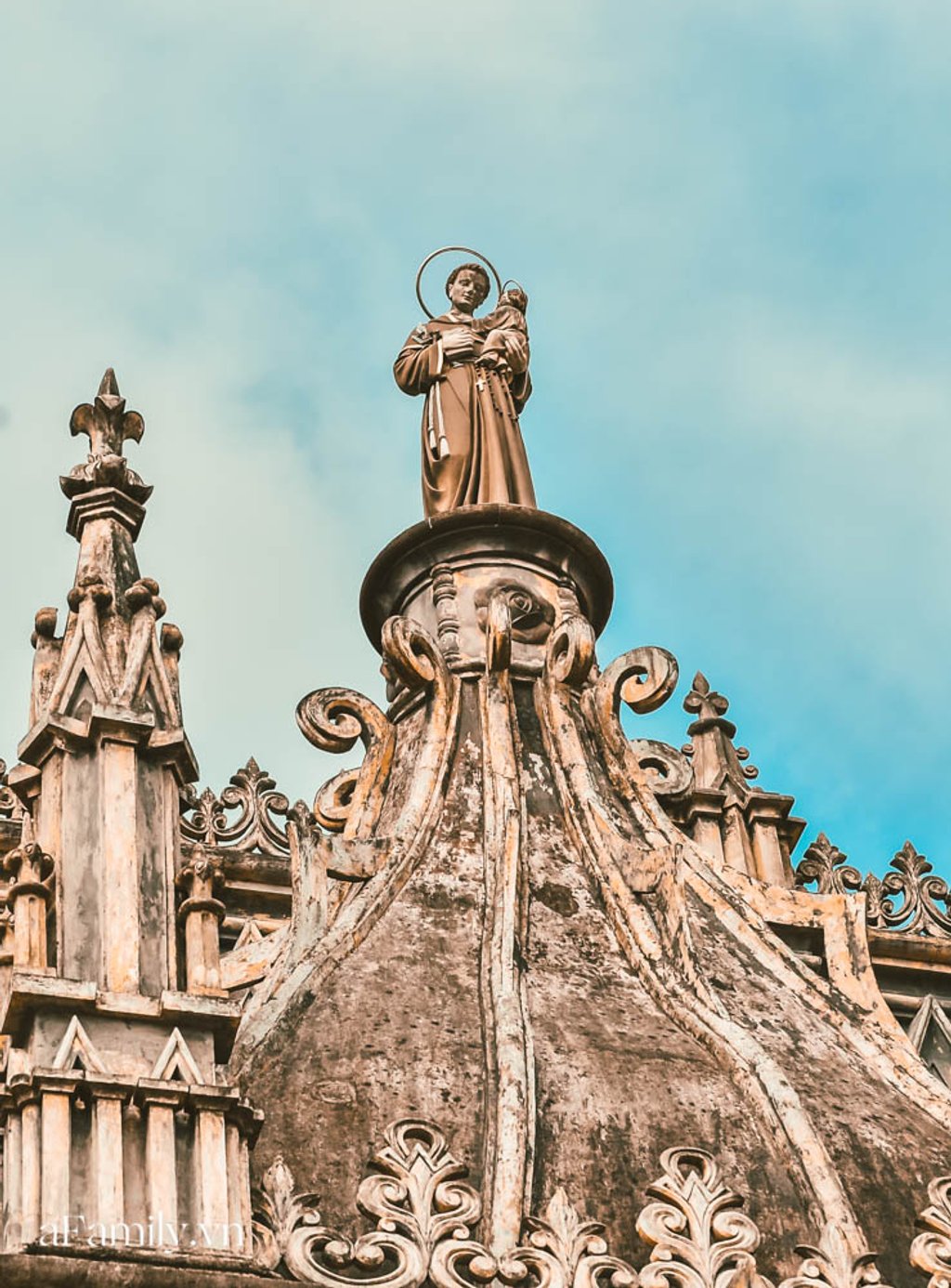 Càng đến gần, những lối kiến trúc cổ, hoa văn cầu kỳ dần hiện ra trước mắt, khiến cho ta hiểu vì sao nhà thờ Hưng Nghĩa được nằm trong những nhà thờ đẹp nhất của Nam Định.