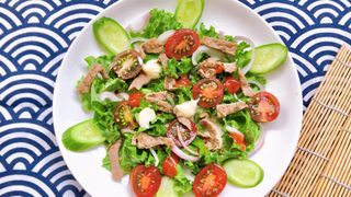 Bữa trưa văn phòng cứ làm món salad này ăn ngon lành lại giúp giảm cholesterol xấu, lợi cho sức khỏe vô cùng