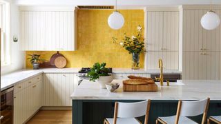 Vàng và xanh lá: Sự đột phá cho phòng bếp nhà bạn