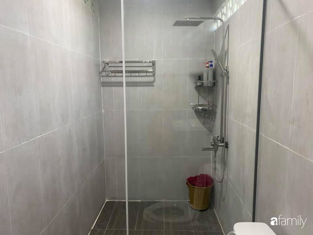 Khu vực tắm đứng được tách biệt với khu vực vệ sinh bằng vách ngăn kính.