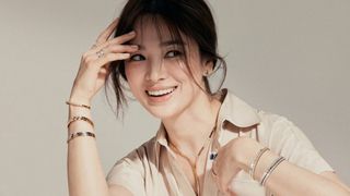 Nghịch lý Song Hye Kyo: Làm mẫu thời trang thì bị chê, quảng bá trang sức lại sang như bà hoàng